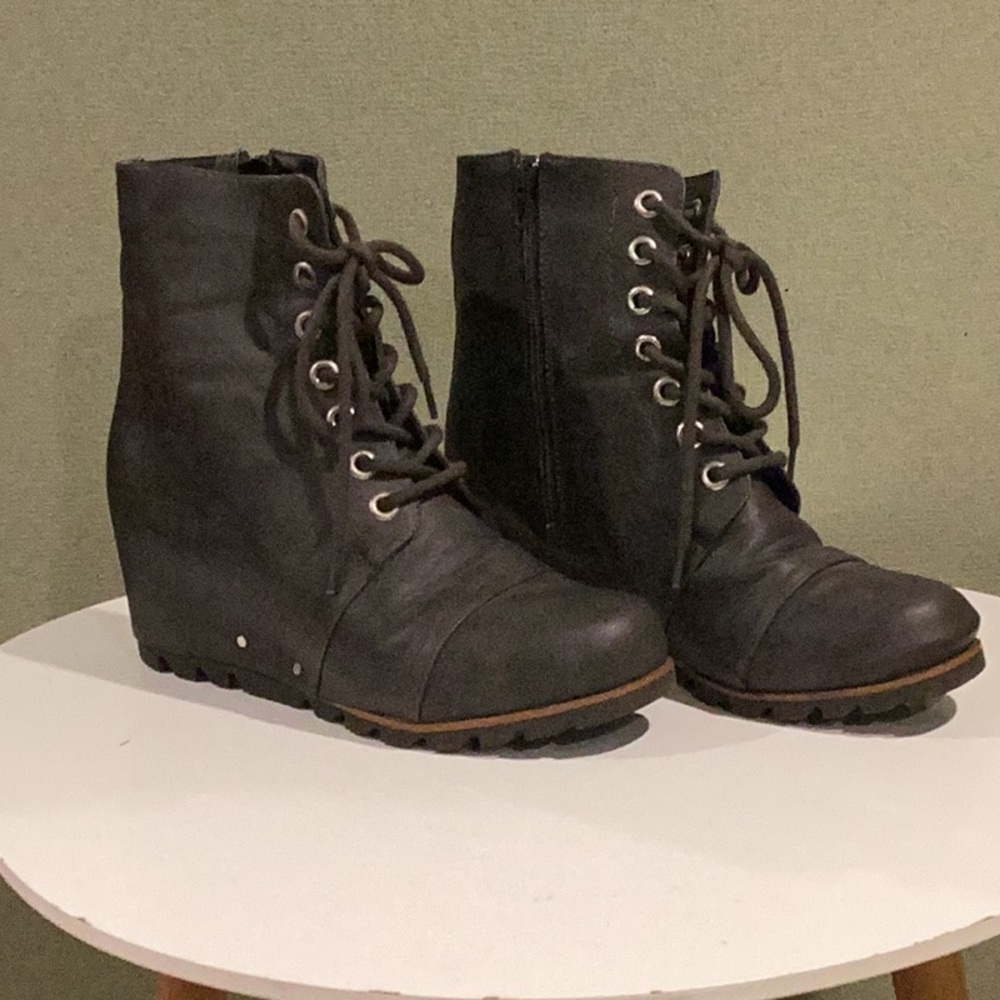 UNIONBAY Black and Gray Lace Up Boots with Wedge Heel